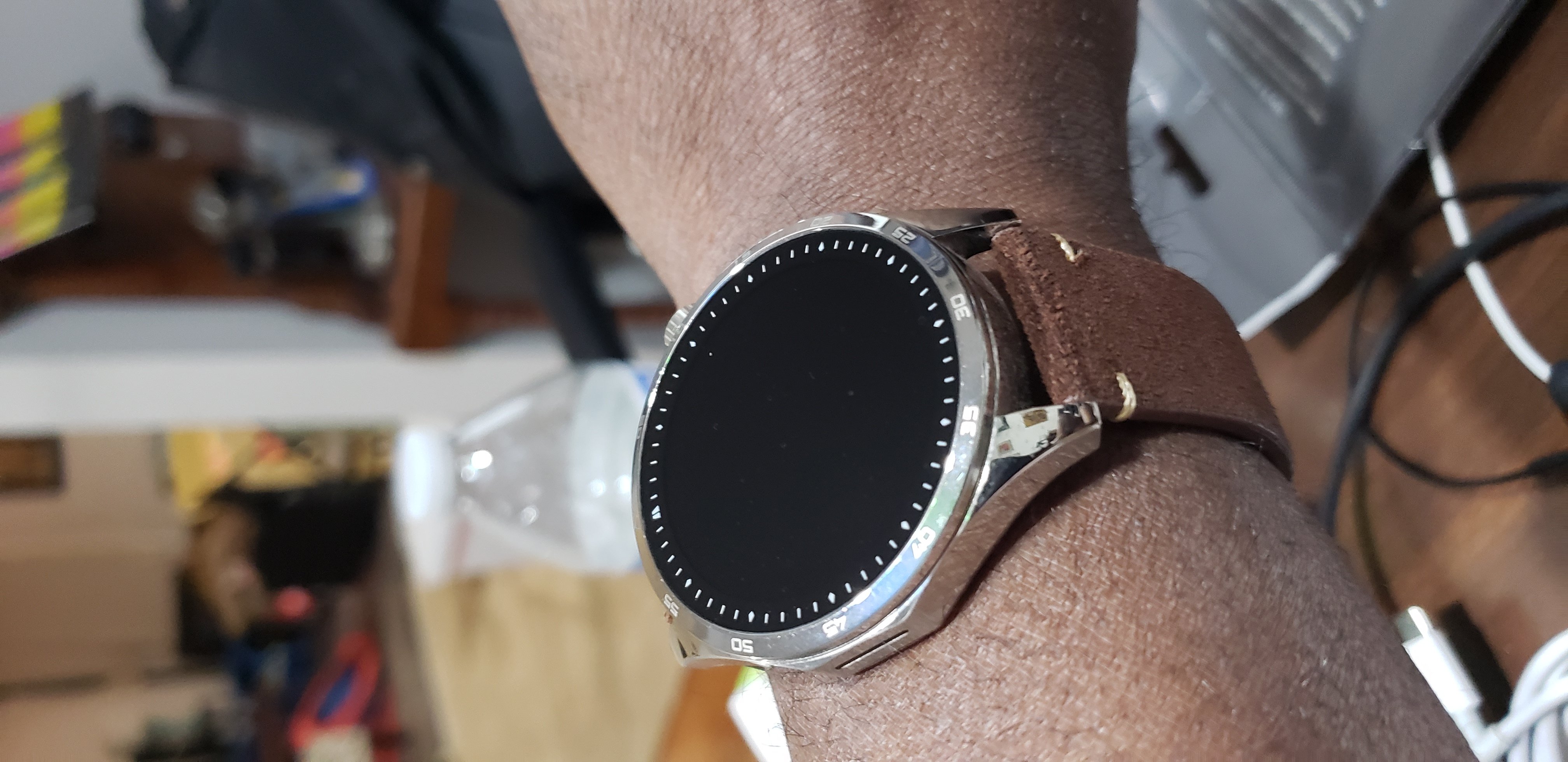 Montre connectée en cuir marron